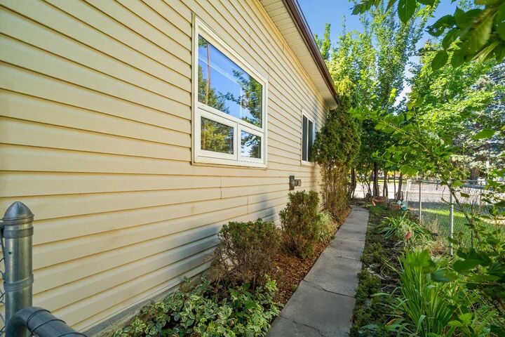 Property Photo:  511B Maple Avenue SE  AB T1B 3A6 