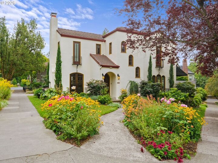 Property Photo:  2506 NE Ridgewood Dr  OR 97212 