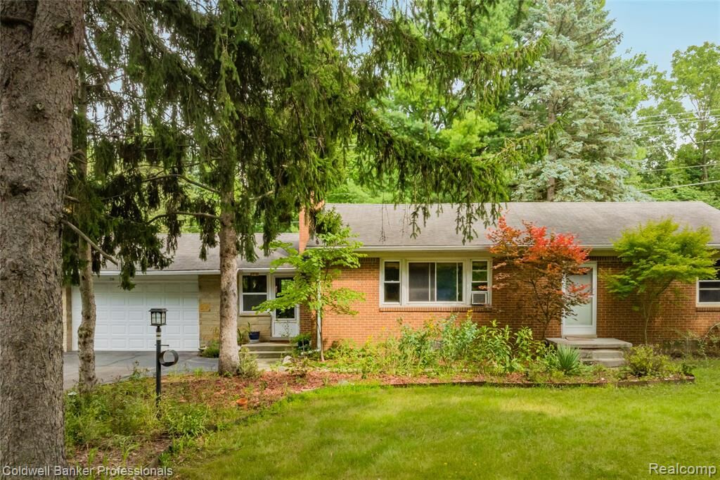 Property Photo: 2318 N Newport Road MI 48103