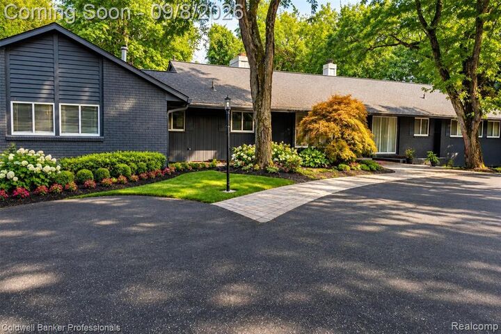 Property Photo:  4121 Echo Road  MI 48302 
