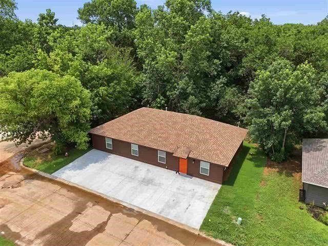 Property Photo: 2302 E Sycamore Drive OK 74075