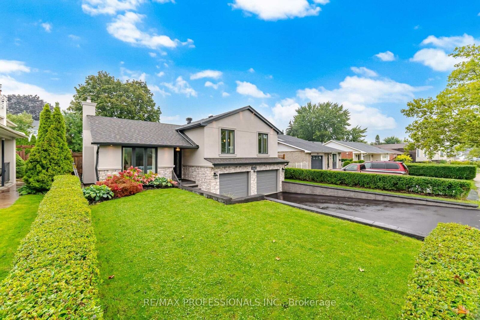 Property Photo:  1062 Mississauga Valley Boulevard  ON L5A 3J4 