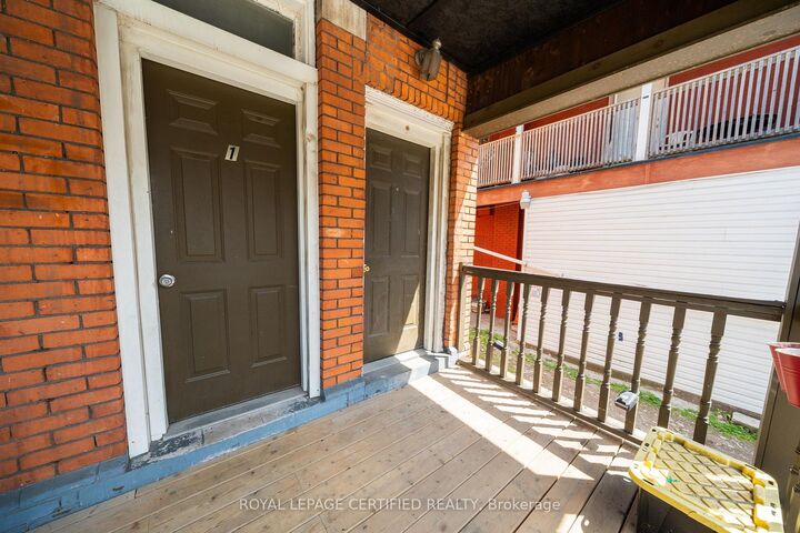 Property Photo:  10 Fairleigh Avenue N  ON L8L 6H2 