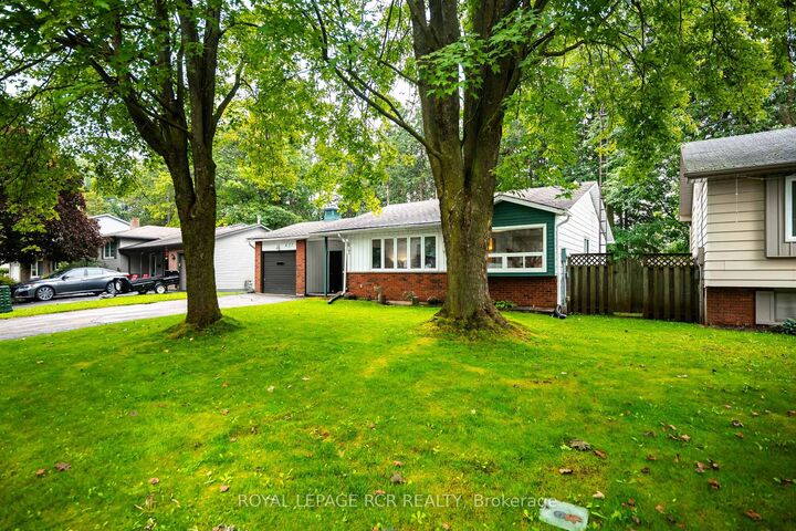 Property Photo:  427 Pineview Gardens  ON L9V 3A2 