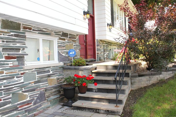Property Photo:  729 Iroquois Drive  ON K6H 5C6 