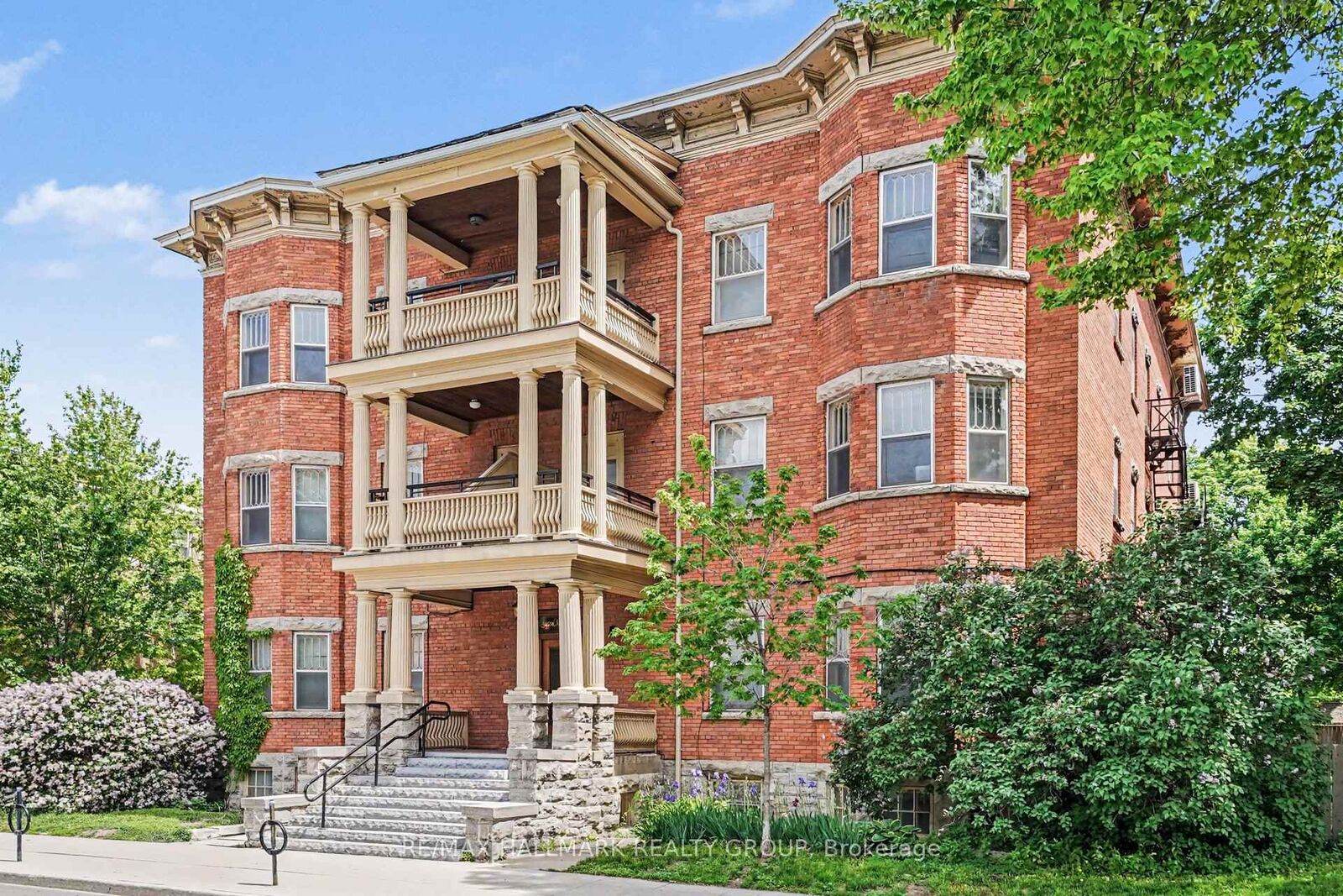 Property Photo:  413 Elgin Street 13  ON K2P 1N4 