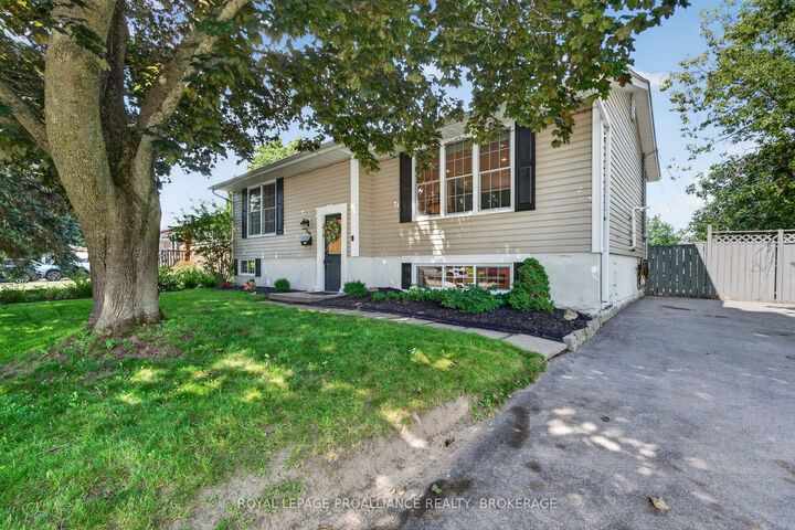 Property Photo:  691 Aylmer Crescent  ON K7M 6L7 