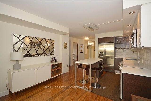 Property Photo:  15 Maitland Place 1912  ON M4Y 2X3 