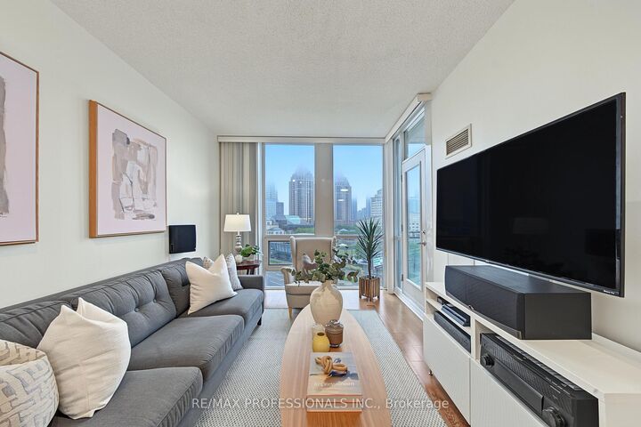 Property Photo:  3939 Duke Of York Boulevard 801  ON L5B 4N2 