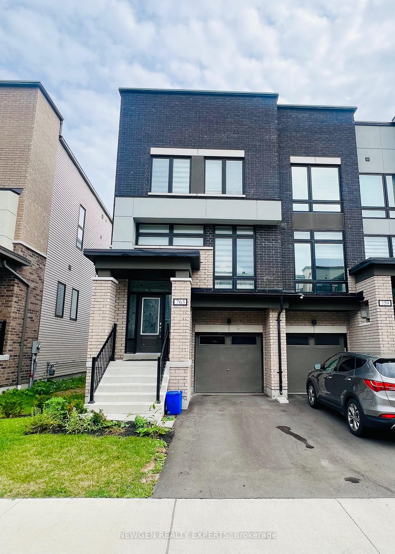Photo de la propriété:  763 Stanstead Path  ON L1K 3G4 