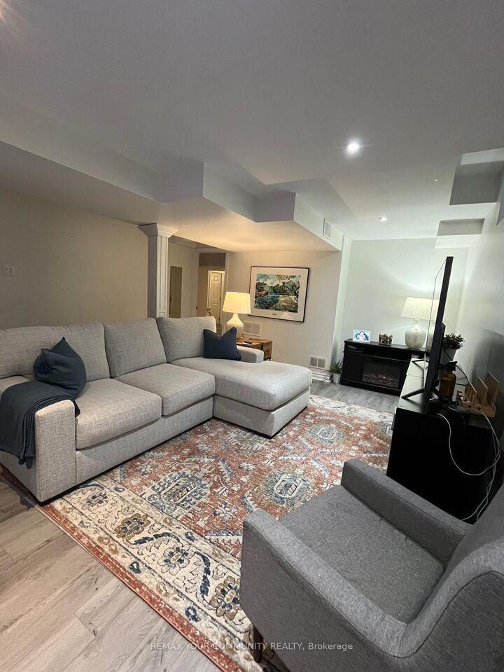Property Photo:  375 Woodfern Way S  ON L3X 2X7 