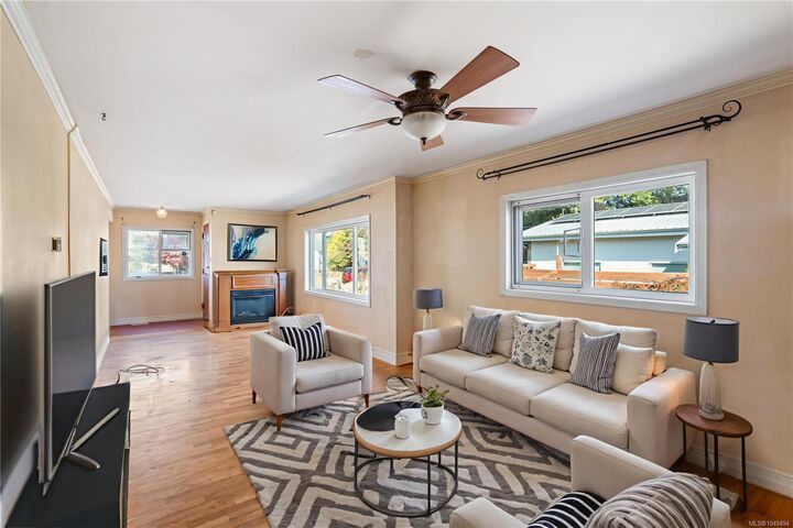 Property Photo:  481 Swinford St  BC V9A 6G2 