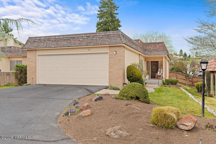 Property Photo:  32 Crest Cir  WA 98908 