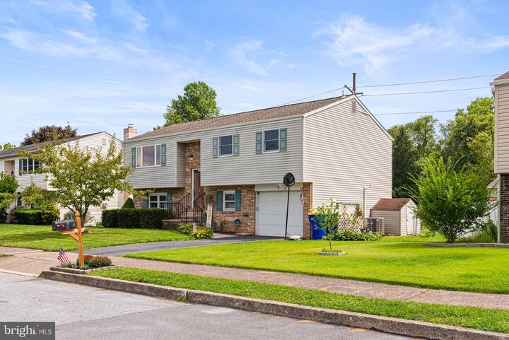 Property Photo:  7 Sherwood Drive  PA 17055 