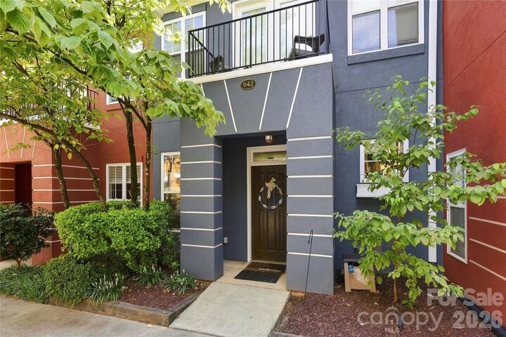 Property Photo: 942 Hawthorne Bridge Court NC 28204
