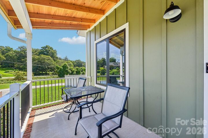 Property Photo:  24 Cottage Court  NC 28630 