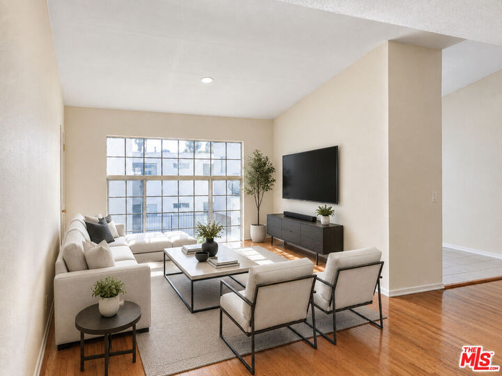 Property Photo:  4841 W 18th St, Unit 4  CA 90019 