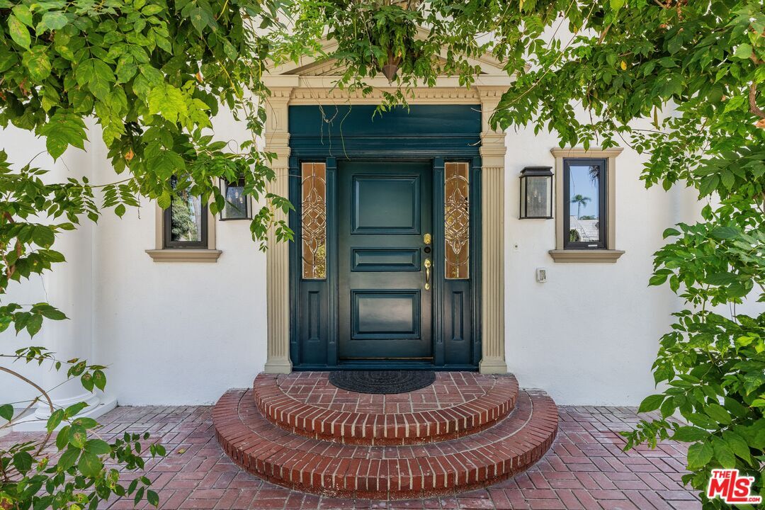 Property Photo:  701 Trenton Dr  CA 90210 