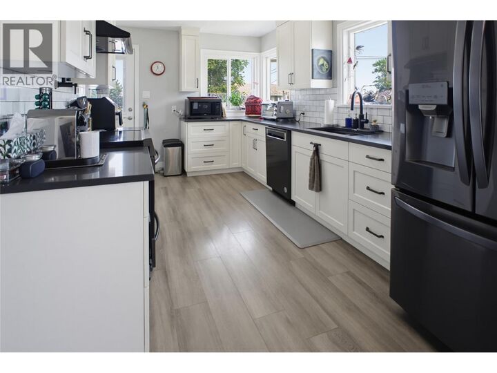 Property Photo:  220 Park Street  BC V2B 4A7 