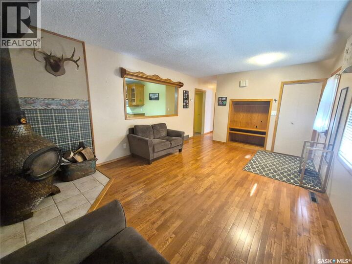 Property Photo:  633 Beckwell Avenue  SK S0C 2G0 