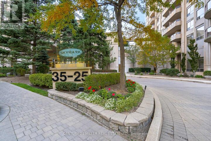 Property Photo: 25 Kingsbridge Garden Circle 3013 ON L5R 4B1