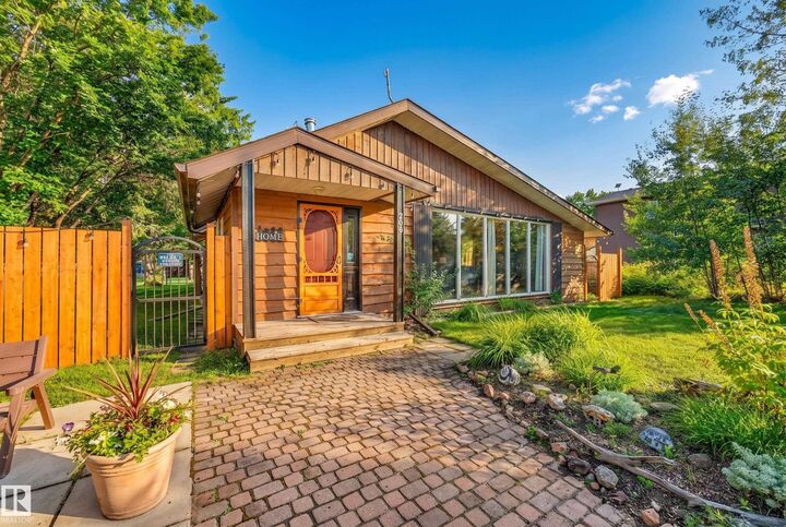 Property Photo:  208 1 Avenue  AB T0C 1X0 