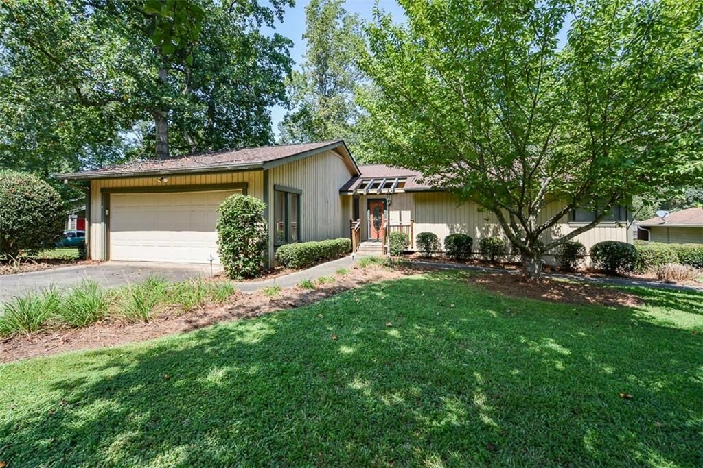 Property Photo: 6906 Springwood Drive GA 30135