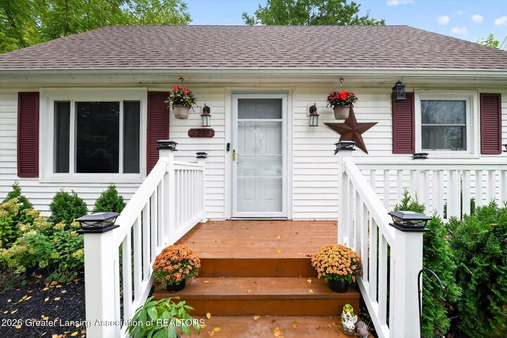 Property Photo:  3216 Young Avenue  MI 48906 