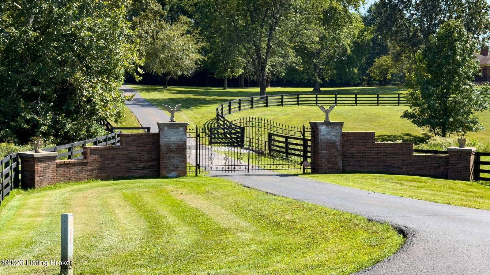 Property Photo: 2400 Sir Roberts Way KY 40245
