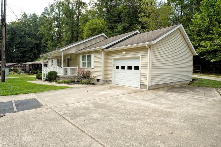 Property Photo:  437 Thorofare Road  WV 25045 