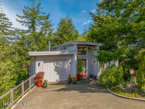 Property Photo: 831 Madrona Street OR 97130