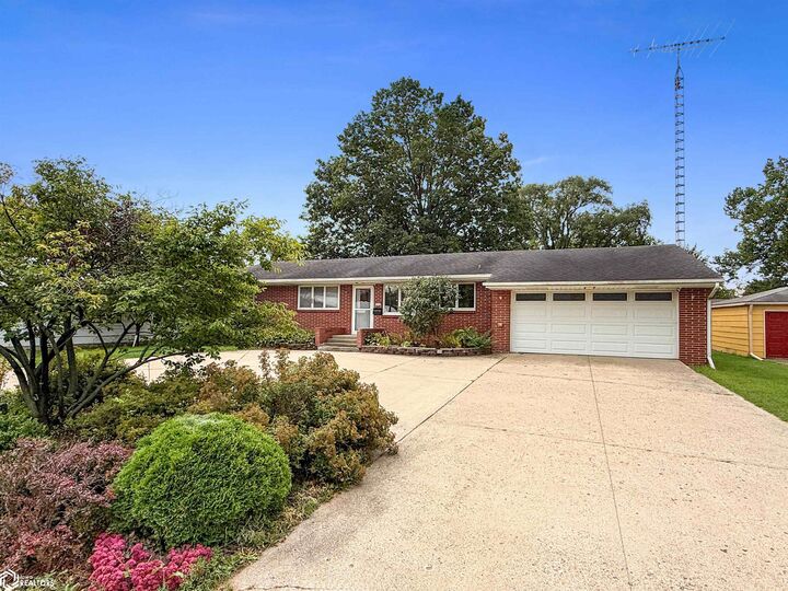 Property Photo: 2211 Washington Avenue IA 50126