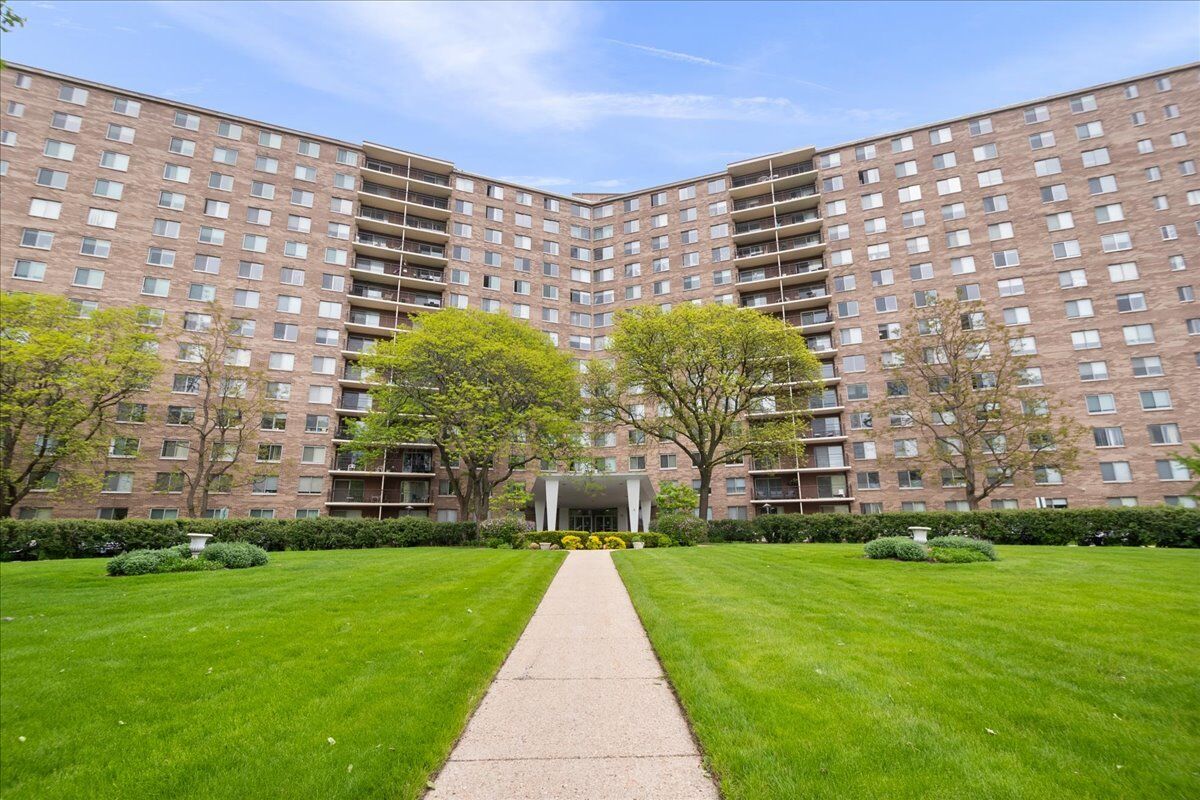 Property Photo: 7141 N Kedzie Avenue 511 IL 60645