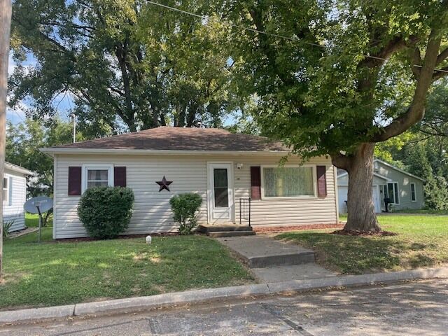 Property Photo:  206 33rd Avenue N  IA 52732 