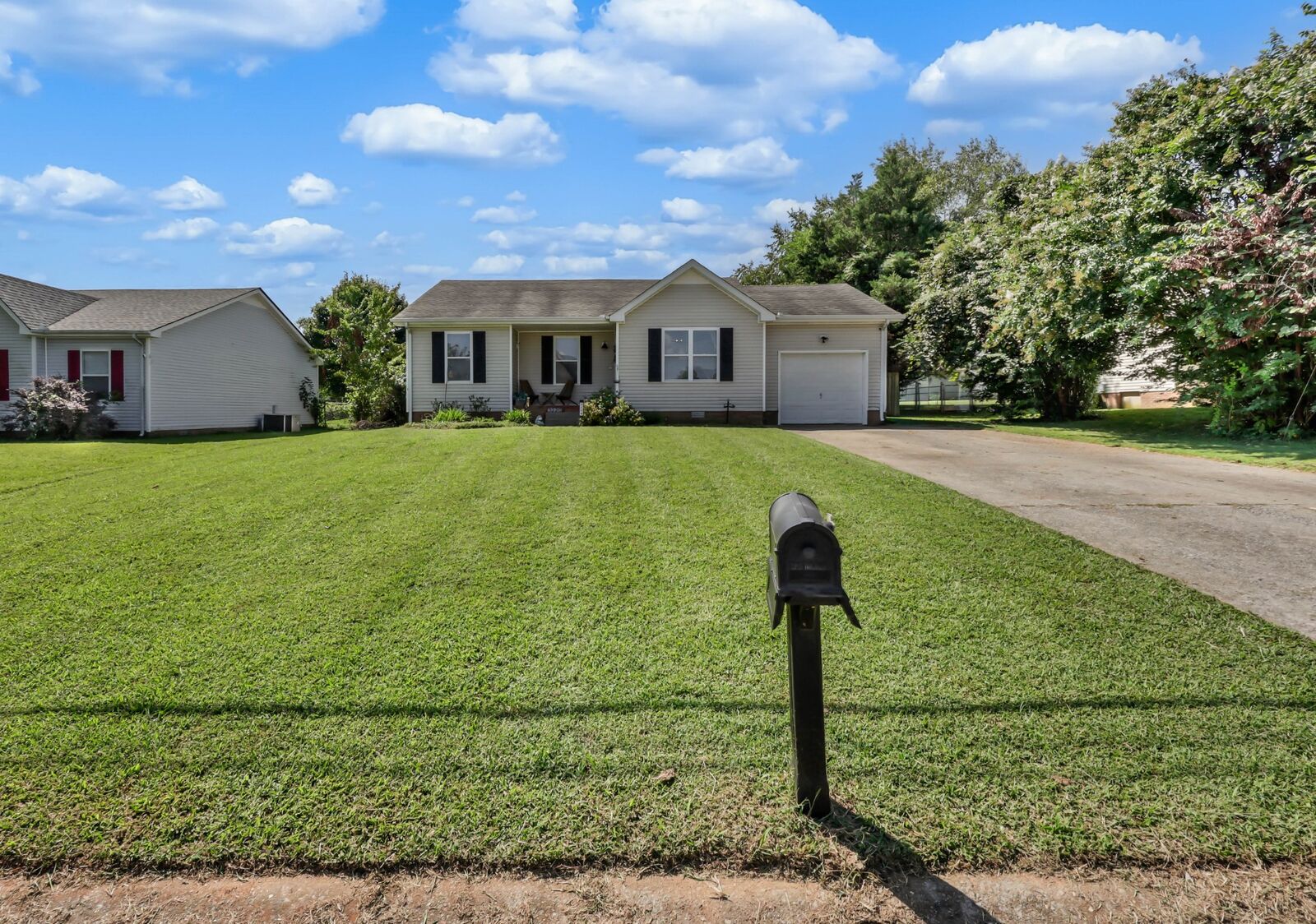 Property Photo:  3220 N Senseney Cir  TN 37042 