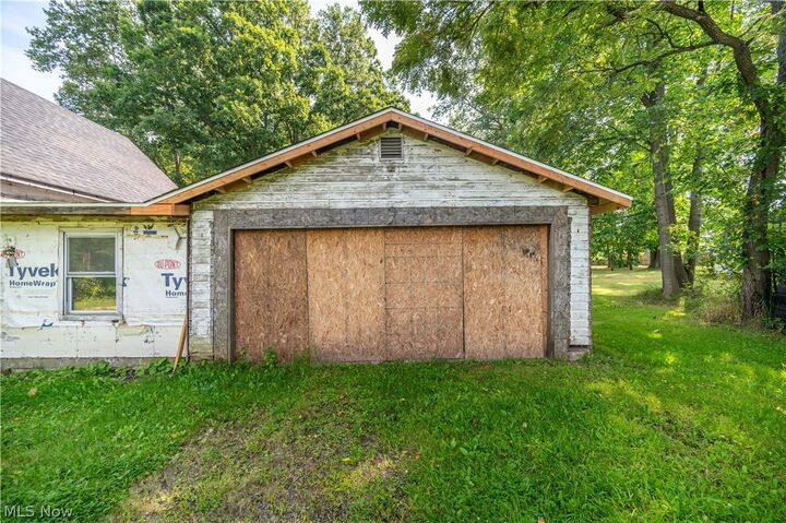 Property Photo: 1090 N River Road NE OH 44483