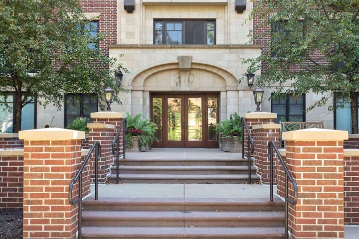 Property Photo:  370 Marshall Avenue 201  MN 55102 