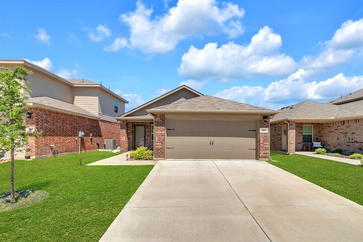 Property Photo:  901 Country Road  TX 75189 