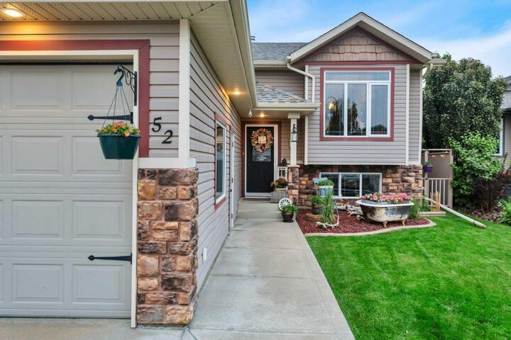 Property Photo:  52 Irving Crescent  AB T4R 3R9 
