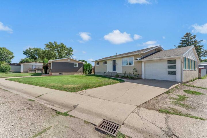 Property Photo:  1825 16 Street SE  AB T1A 7J8 