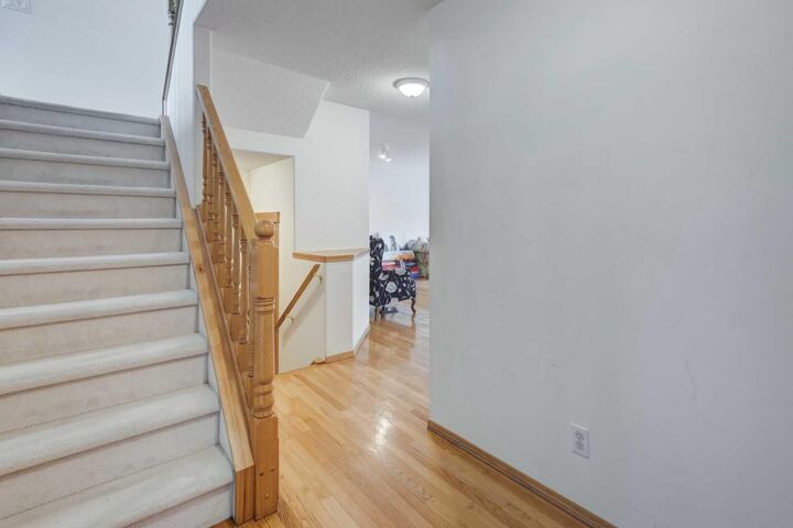 Property Photo:  142 Somerset Park SW  AB T2Y 3H5 