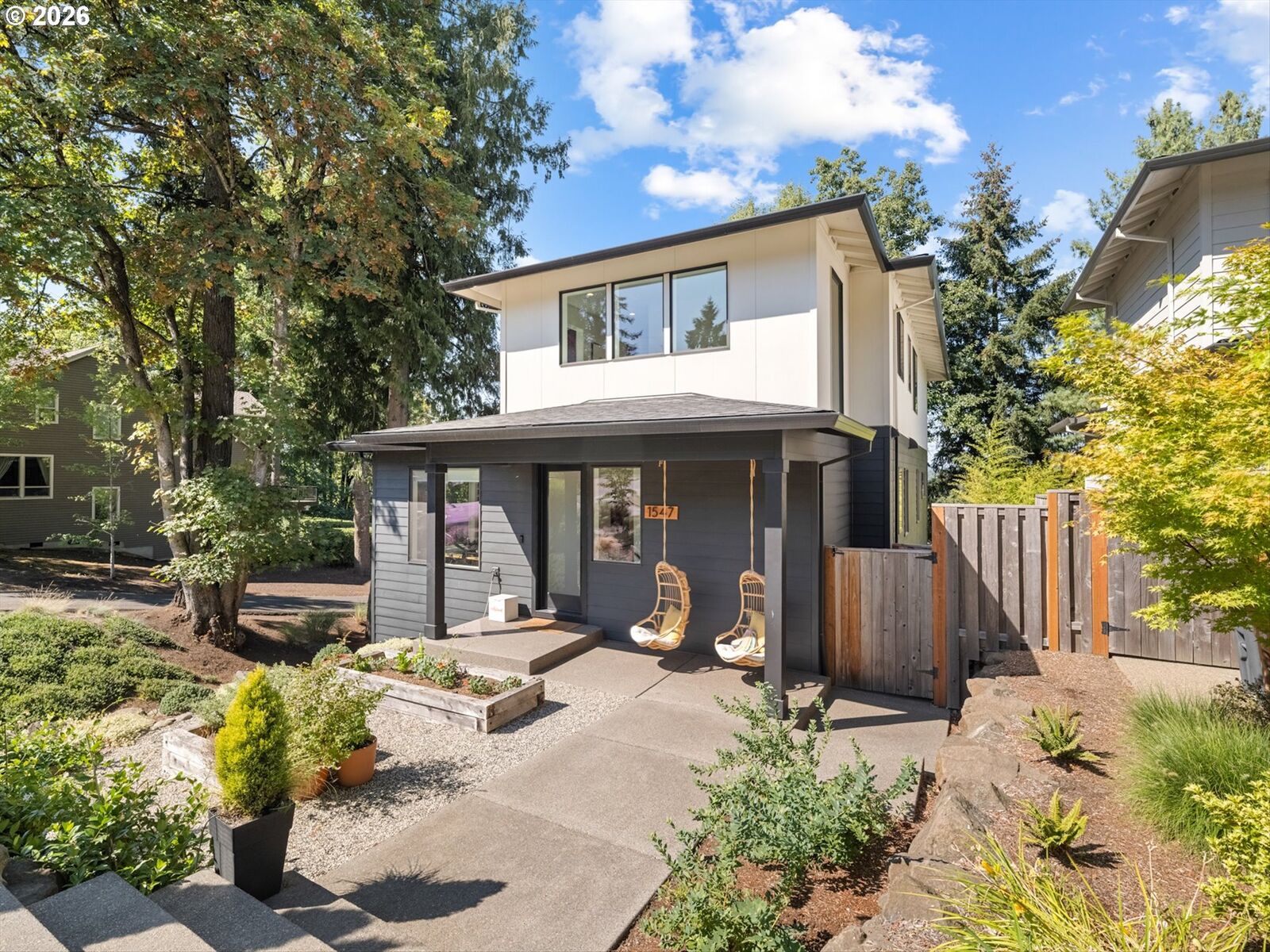 Property Photo:  1547 Pine St  OR 97034 