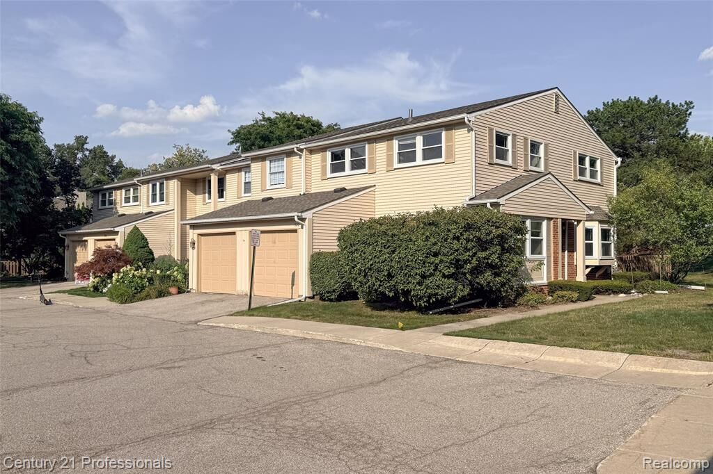 Property Photo:  1520 Brentwood Drive  MI 48098 