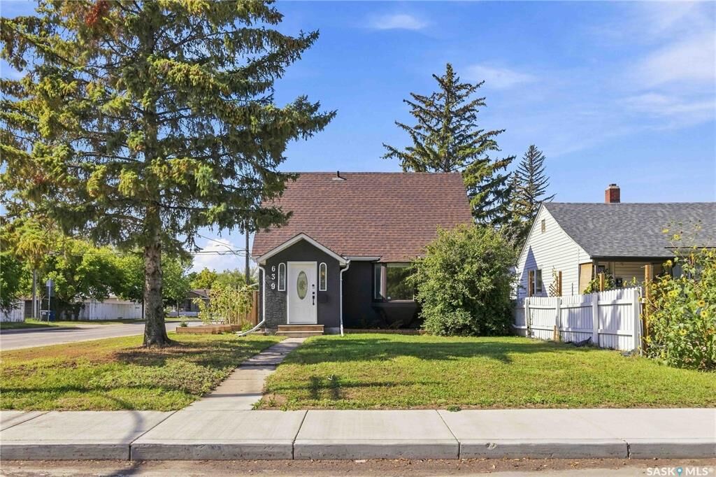 Property Photo:  639 L Avenue S  SK S7M 2H6 