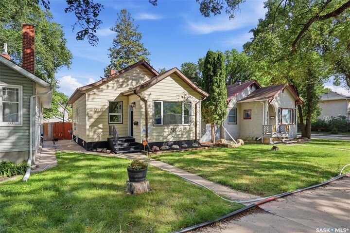 Property Photo:  1304 C Avenue N  SK S7L 1K8 