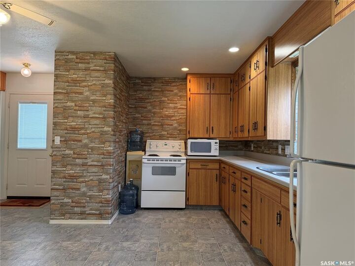 Property Photo:  2 Railway Avenue  SK S0K 1C0 