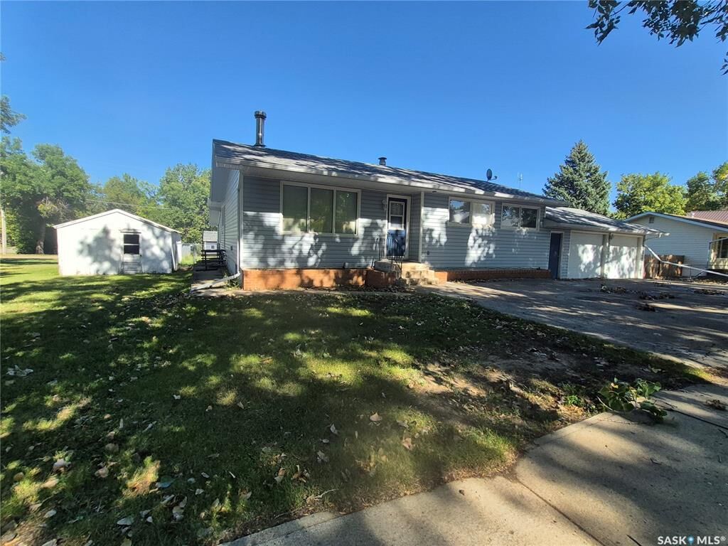 Property Photo:  633 Beckwell Avenue  SK S0C 2G0 