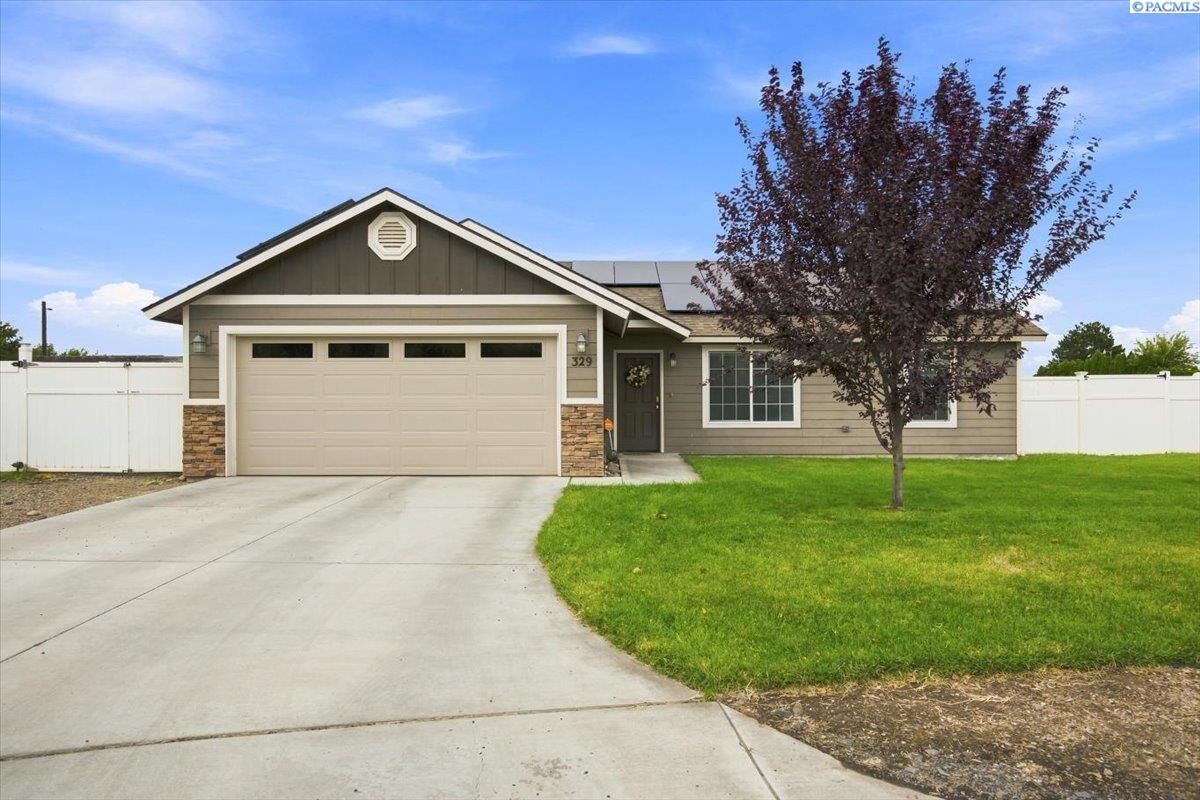 Property Photo:  329 E 15th Pl  WA 99337-5518 
