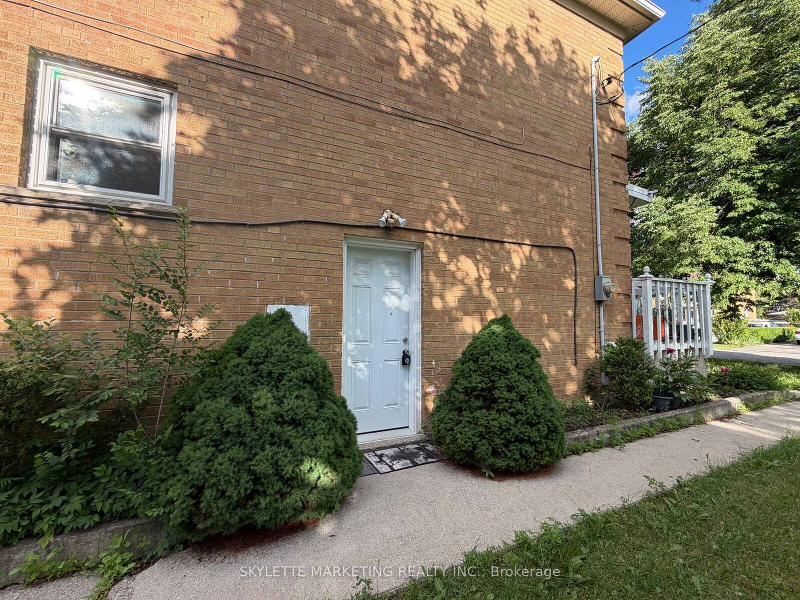 Property Photo:  229 Zelda Crescent Lower  ON L4C 2Y7 