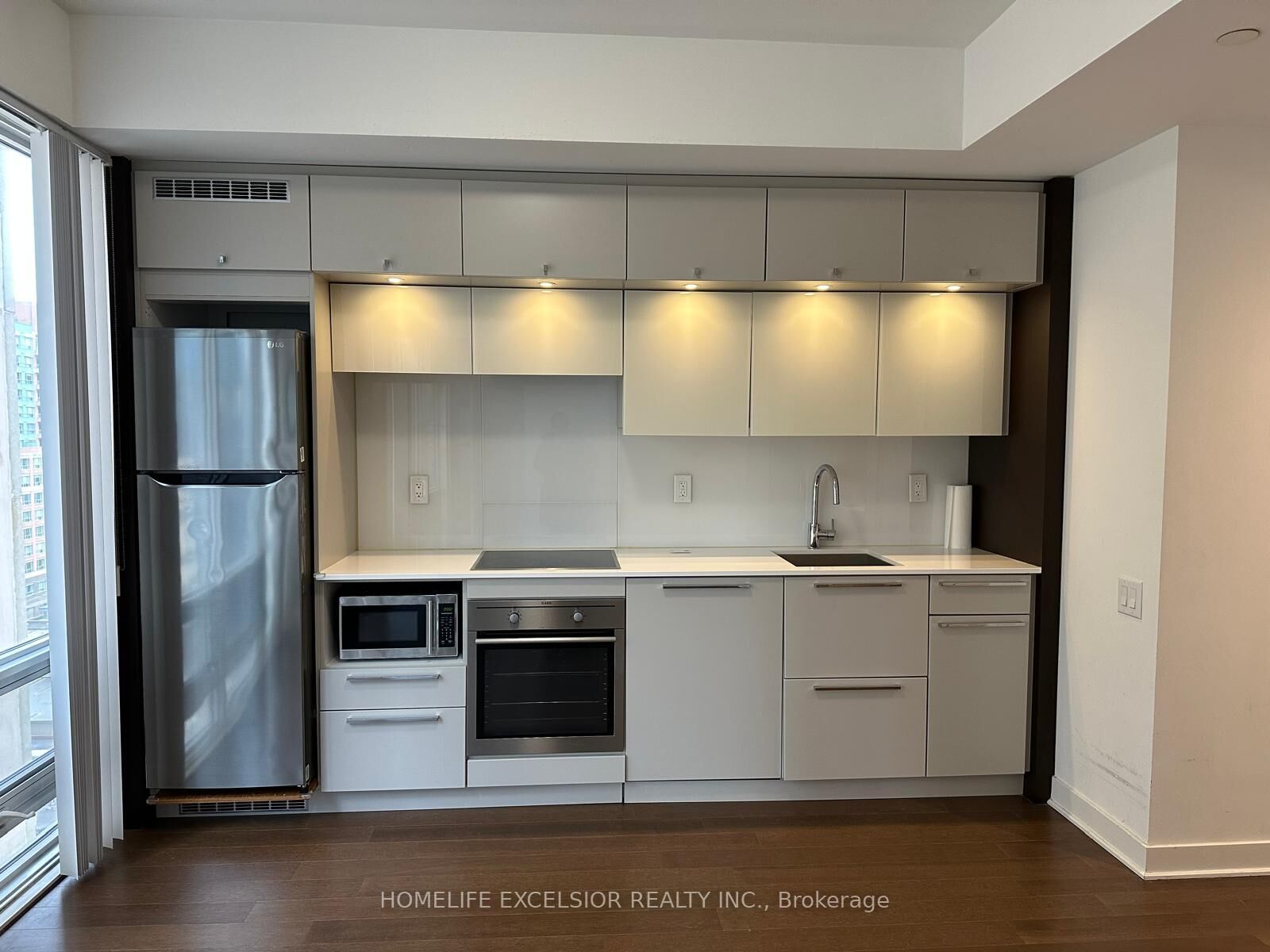 Property Photo: 15 Grenville Street 904 ON M4Y 1A1